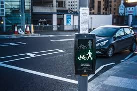 which colour follows the green signal at a puffin crossing?